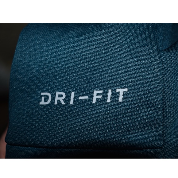 Men’s Nike dry fit 1/2 zip sweatshirt - Picture 3 of 4